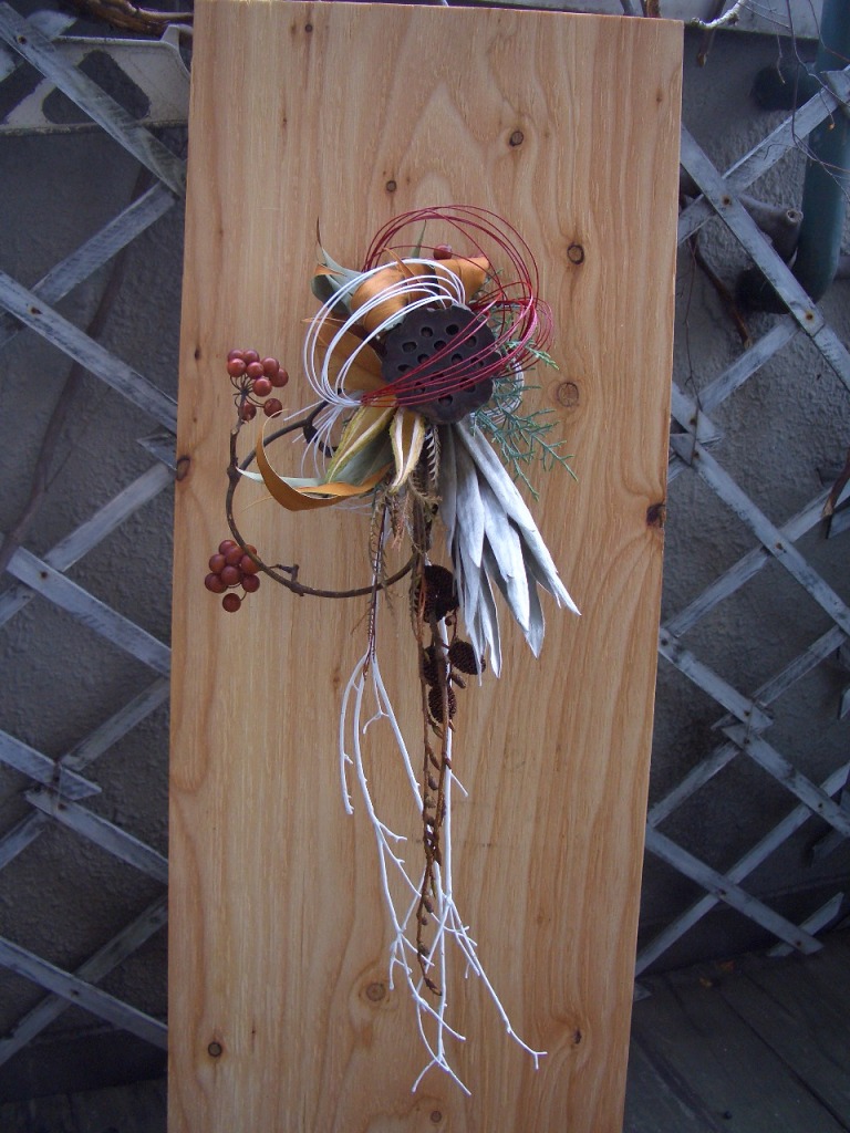 ①お正月飾り　縦型　縦５２㎝　横２３㎝　３２００円